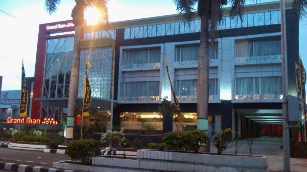 Grand Dian Hotel Slawi Tegal  Exteriör bild